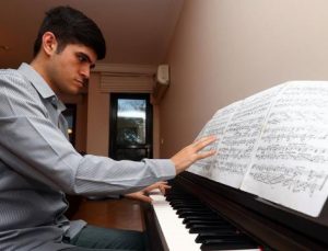 Türkiye’nin ilk otizmli doktora öğrencisi: ‘Müzikal deha’ Buğra