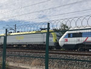 Tuzla`da duramayan tren, istasyonda bekleyen trene çarptı