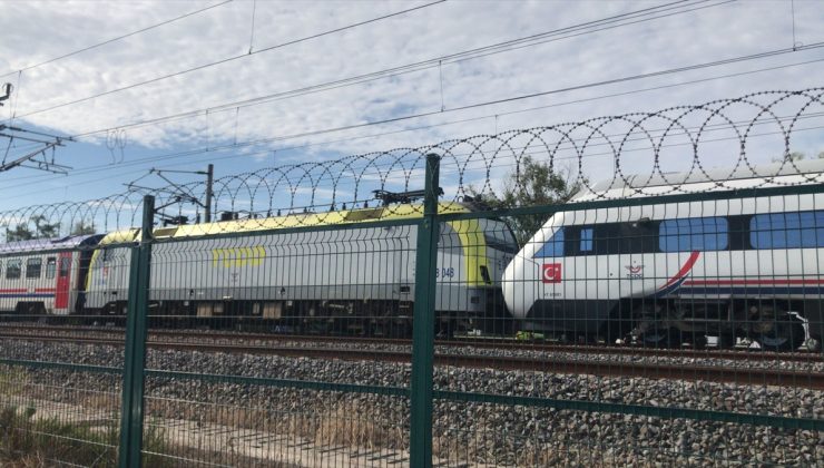 Tuzla`da duramayan tren, istasyonda bekleyen trene çarptı