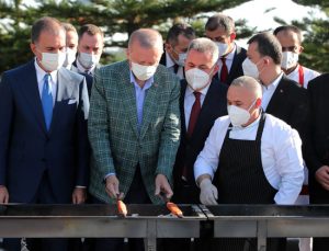 Cumhurbaşkanı Erdoğan Adana’da ocağın başına geçti, kebap pişirdi