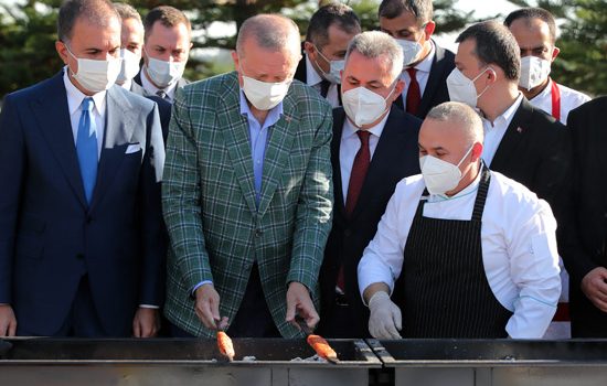 Cumhurbaşkanı Erdoğan Adana’da ocağın başına geçti, kebap pişirdi