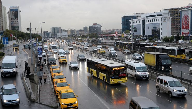 İstanbul’da sağanak nedeniyle trafikte yoğunluk oluştu