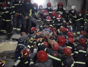 Gürcistan’da 7 katlı bina çöktü, 15 kişi enkaz altında