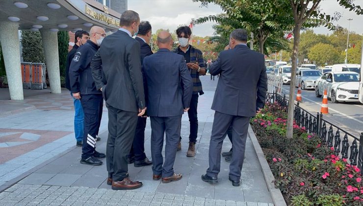 Belediye binası önüne beze sarılı ölü köpek bırakarak İBB’yi protesto etti