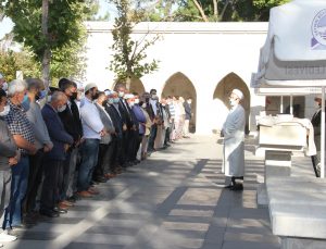 Yoğun bakımda aşı çağrısı yapan Kovid-19 hastası imamın cenazesi defnedildi