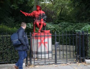 Kristof Kolomb’un heykeline kırmızı boya