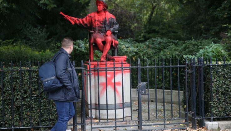 Kristof Kolomb’un heykeline kırmızı boya