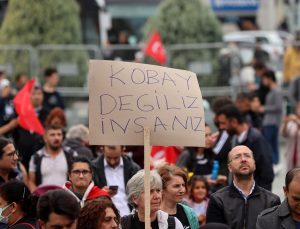 Kovid-19 aşısı karşıtları, İzmir’de miting düzenledi