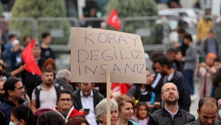 Kovid-19 aşısı karşıtları, İzmir’de miting düzenledi