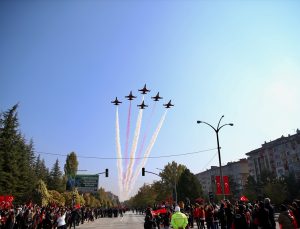 Türk Yıldızları’ndan selamlama uçuşu