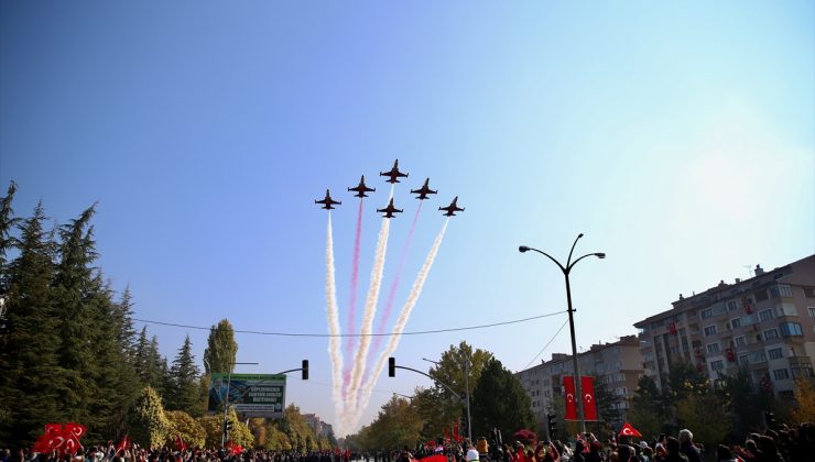 Türk Yıldızları’ndan selamlama uçuşu