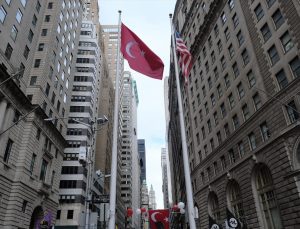 New York’da göndere Türk bayrağı çekildi