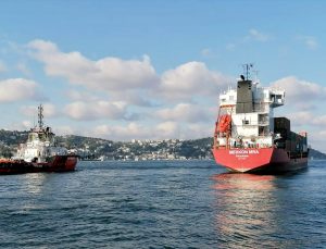 İstanbul Boğazı’nda sürüklenen gemi kıyıya metreler kala durdu