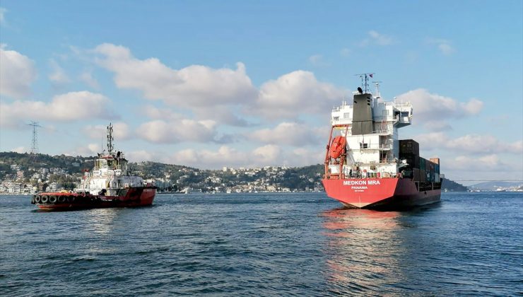 İstanbul Boğazı’nda sürüklenen gemi kıyıya metreler kala durdu