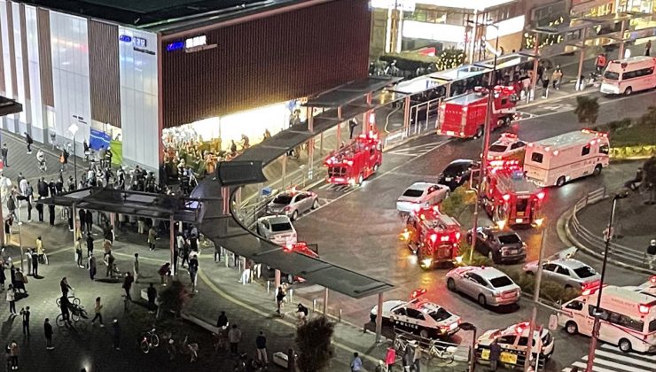 Tokyo’da trende yolculara bıçakla saldıran adam vagonu ateşe verdi