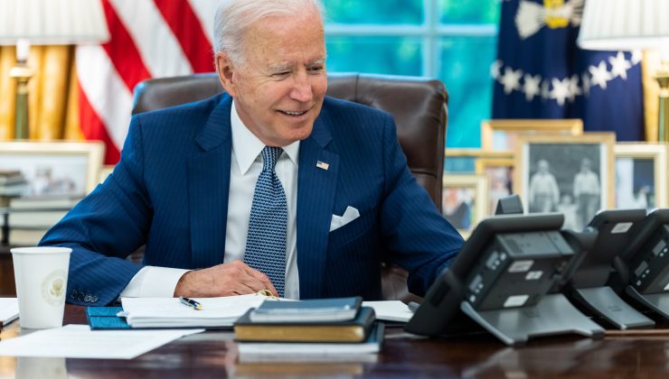 Biden hastaneye kaldırılan eski ABD Başkanı Clinton ile telefonda görüştü