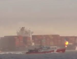 Kanada açıklarında yanan gemi Pasifik kıyılarına zehirli gaz saçıyor