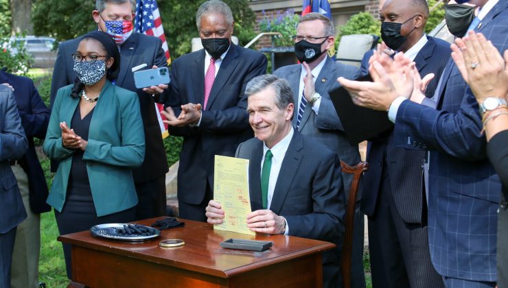 Kuzey Carolina enerji yasasını imzaladı