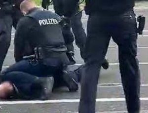 Almanya’da kameralara yansıyan polis şiddeti tepki çekti