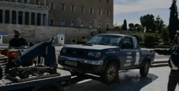 Atina’da parlamento önüne “Yunanistan’ı Türkiye yönetiyor” yazılı kamyon bırakıldı