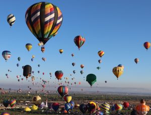 ABD’de gökyüzü rengarenk balonlarla süslendi