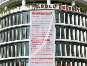 Tanju Özcan, Bolu belediye binasına pankart astırdı: Dünya beşten, Türk milleti ABD’den büyüktür