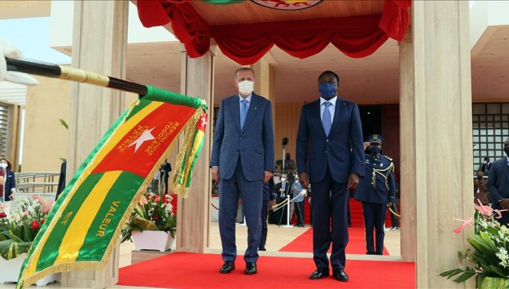Erdoğan Togo Cumhurbaşkanı Gnassingbe tarafından resmi törenle karşılandı