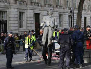 Greenpeace üyeleri Londra’da eylem yaptı