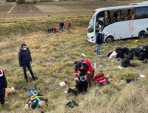 Polis servisinin devrilmesi sonucu 12 polis yaralandı