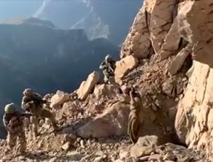 Komandolar 1917 rakımlı tepede mağaradaki 4 PKK’lı teröristi teslim aldı