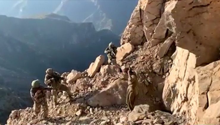Komandolar 1917 rakımlı tepede mağaradaki 4 PKK’lı teröristi teslim aldı