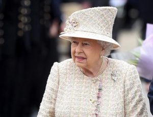 İngiltere Kraliçesi çarşamba gecesi hastaneye kaldırıldı