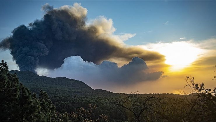 Cumbre Vieja Yanardağı’nın lavları 800 kişiyi daha evinden etti