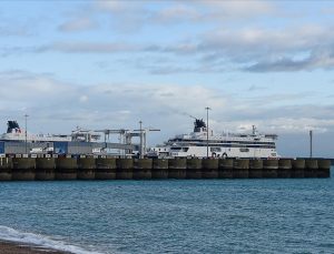 İngiliz limanında konteynerler birikiyor