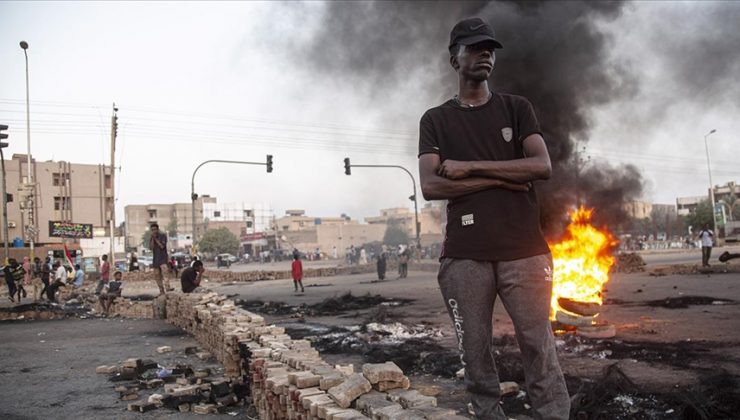 Sudan’da sivil yönetim yanlılarının gösterileri nedeniyle Hartum Havalimanı kapatıldı