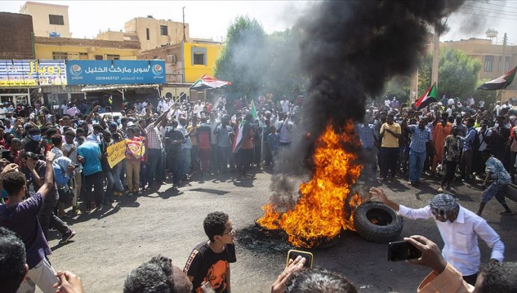 Sudan’da hükümet destekçileri de sokaklara indi