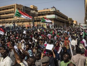 Sudan’da olağanüstü hal ilan edildi halk sokağa indi