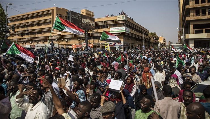 Sudan’da olağanüstü hal ilan edildi halk sokağa indi