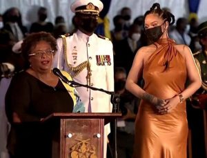 Rihanna, Barbados’un bağımsızlığını ilan ettiği törende Ulusal Kahraman ilan edildi