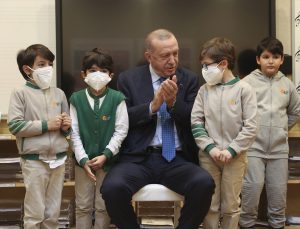 Erdoğan çocuklarla şarkı söyledi