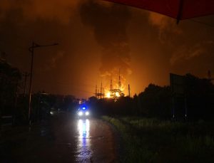 Endonezya’da petrol rafinesinde yangın