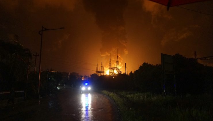 Endonezya’da petrol rafinesinde yangın