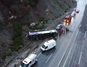 Erzincan’da yolcu otobüsü devrildi