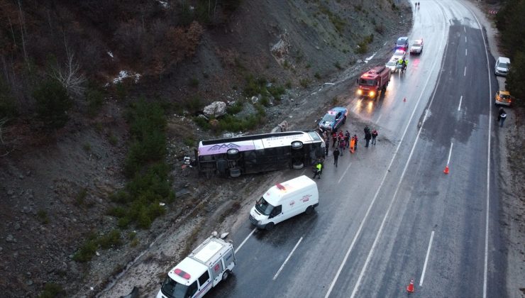 Erzincan’da yolcu otobüsü devrildi