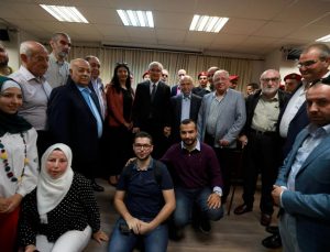 Filistinli aile 106 yıl sakladığı emaneti Büyükelçi Demirer’e teslim etti