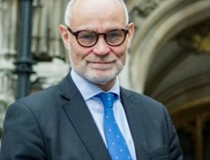 Crispin Blunt:Hamas yasal olarak direniyor