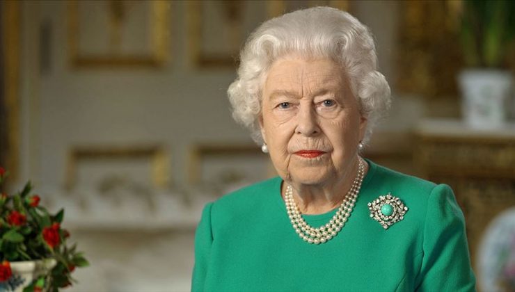 Kraliçe Elizabeth, yeniden halkın önünde