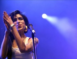 Amy Winehouse’un eşyaları bağımlı gençler için satıldı