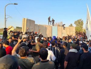 Bağdat’ta göstericiler Yeşil Bölge’deki bariyerleri yıktı