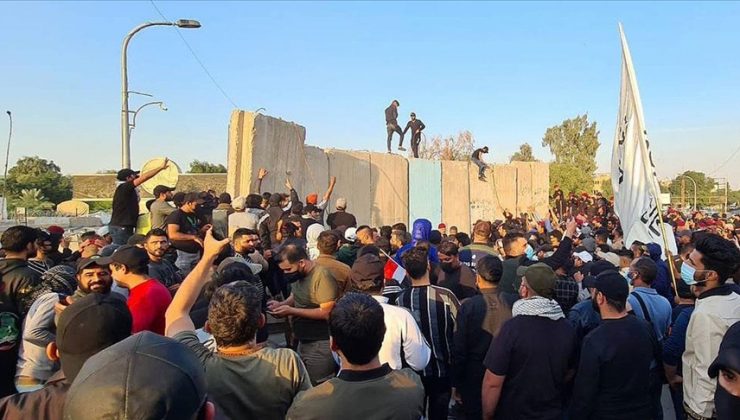 Bağdat’ta göstericiler Yeşil Bölge’deki bariyerleri yıktı